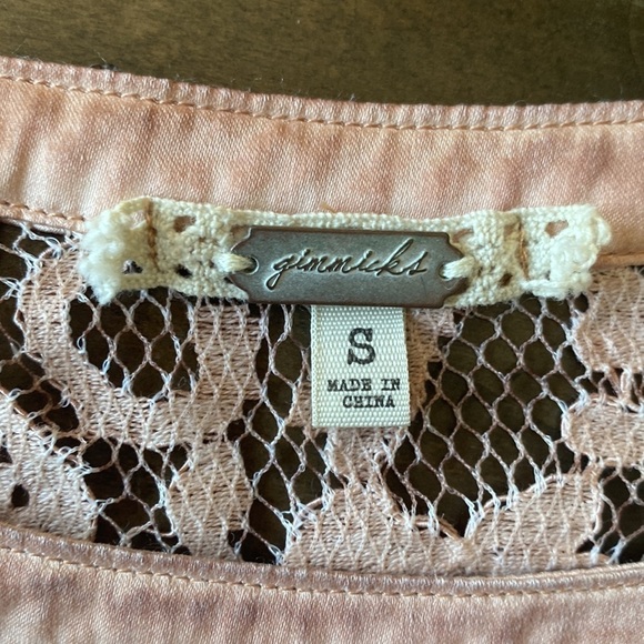 Gimmicks BKE buckle dusty rose open lace bell sleeve blouse size S - Picture 2 of 5